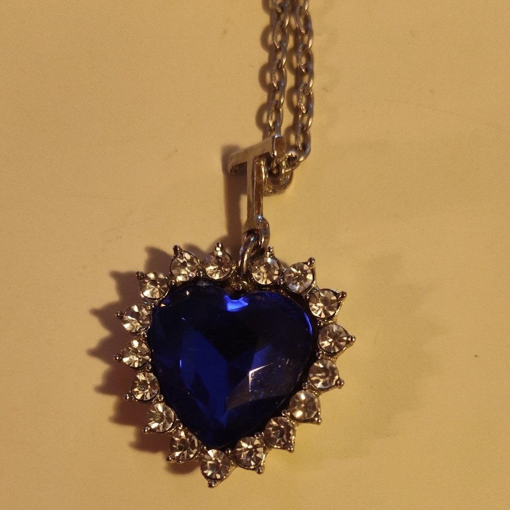 Elegant Blue Heart Pendant Necklace
